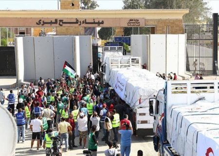 کامیون های حامل کمک های بشردوستانه از مصر وارد نوار غزه شدند