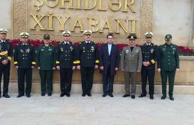 ادای احترام فرمانده نیروی دریایی ارتش ایران به شهدای آذربایجان در باکو