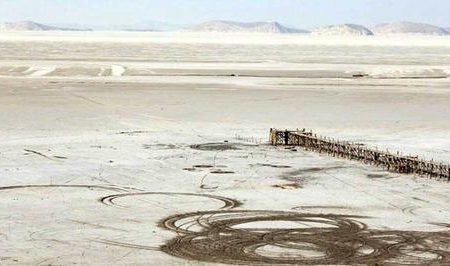 مالچ پاشی روی دریاچه ارومیه؛ بدون هماهنگی یا پروژه تحقیقاتی؟