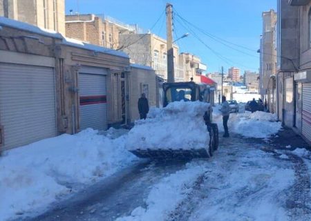 حجم بالای بارش برف در شرق تبریز/ ذخیره محلول های منطقه ۵ به اتمام رسید/ از تردد غیرضروری خودداری کنید