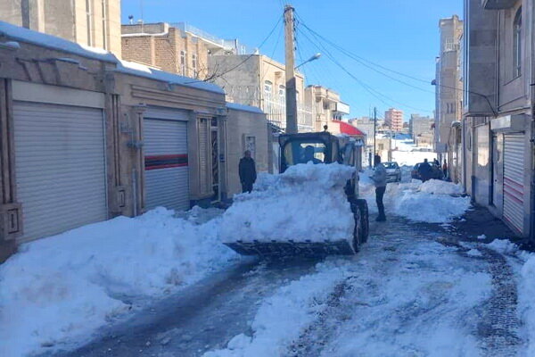 حجم بالای بارش برف در شرق تبریز/ ذخیره محلول های منطقه ۵ به اتمام رسید/ از تردد غیرضروری خودداری کنید