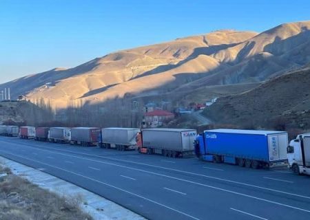 صف ۱۰کیلومتری کامیون هادر مرز ایران و ترکیه