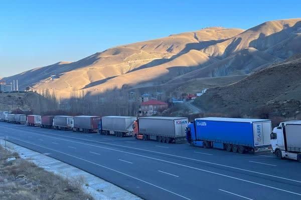 صف ۱۰کیلومتری کامیون هادر مرز ایران و ترکیه