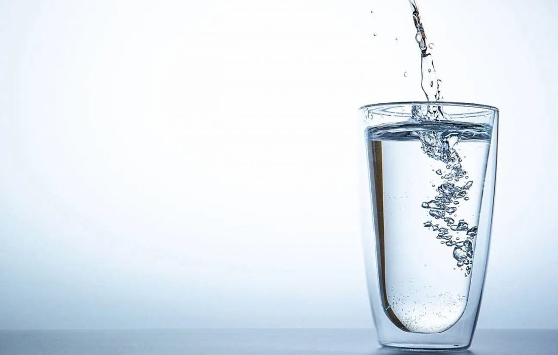 نوشیدن روزانه ۸ لیوان آب اجباری است؟