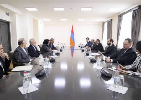 وزیر امور خارجه ارمنستان با مشاور‌ رهبر انقلاب اسلامی ایران دیدار کرد