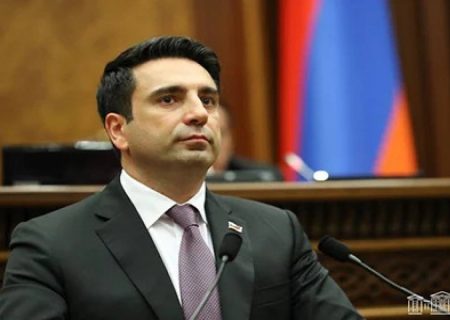 سیمونیان: سرود و نشان ملی ارمنستان بایستی تغییر کند