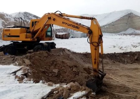 انجام عملیات خاکبرداری برای احداث سالن ورزشی شهرک یاغچیان