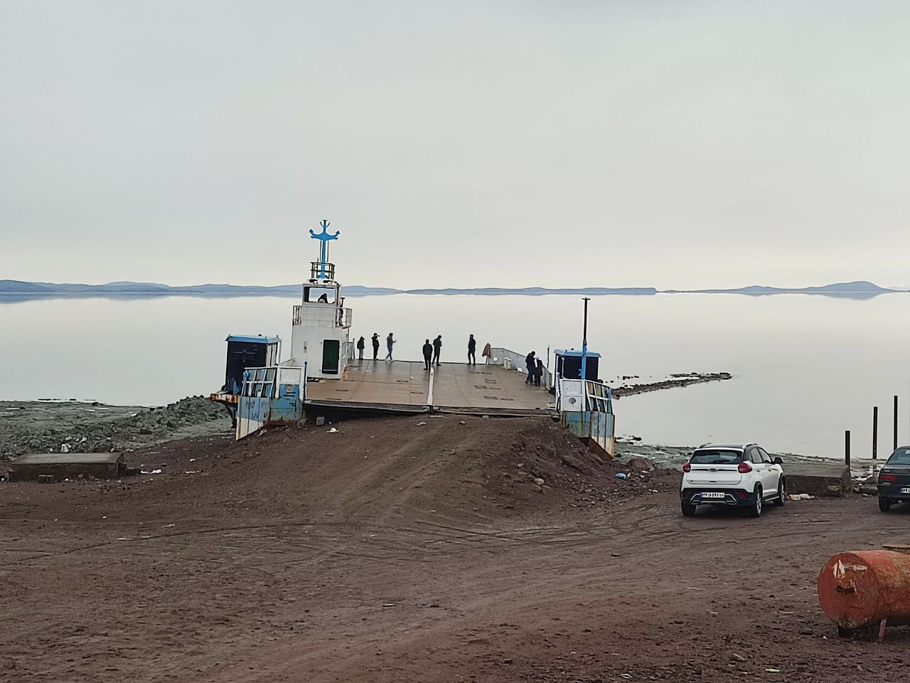 وضعیت بخش جنوبی دریاچه ارومیه از روی کشتی به گل نشسته میان گذر شهید کلانتری