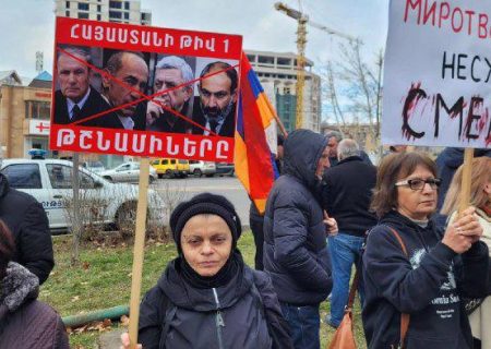 تظاهرات در ایروان: “متجاوزان روس، ارمنستان را ترک کنید”