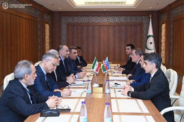 در حاشیه نشست فوق العاده سازمان همکاری های اسلامی وزرای امور خارجه ایران و آذربایجان دیدار کردند