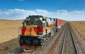 لکوموتیو قطار ترانزیتی افغانستان – ترکیه توقیف شد / کنسرسیوم توسعه ریلی: کارکنان راه آهن در اقدامی عجیب لکوموتیو را از قطار جدا کرده و آن را با خود بردند