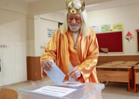 گزارش تصویری از مشارکت مردم ترکیه در انتخابات با لباسهای محلی تا هنری با اسب و مرغ تا برانکارد وکپسول اکسیژن
