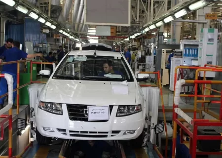 ایران خودرو از برنامه تولید ۱۴۰۲ عقب ماند / وعده‌های پوشالی «خودرو» به سهامداران