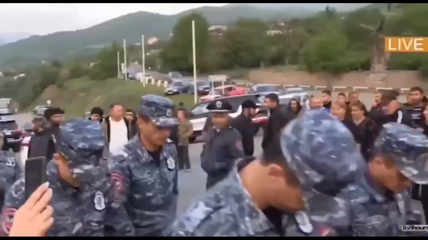 مخالفان تحدید مرز با آذربایجان جاده روستای کیرانتس (خئیریملی) استان تاووش ارمنستان را مسدود کردند