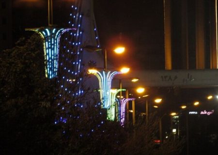 نصب سان لایت نوری و المان‌های مخروطی در بلوار توانیر و پل کابلی