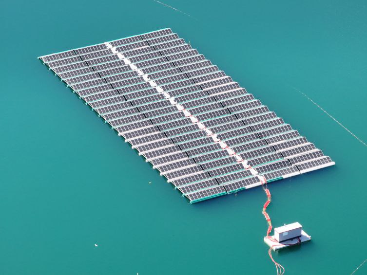 اولین نیروگاه خورشیدی شناور ترکیه، ظرف یک ماه آینده شروع به کار می کند