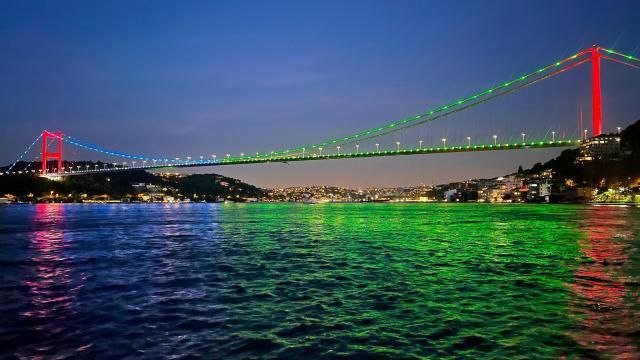 پلهای استانبول به رنگ پرچم آذربایجان درآمد
