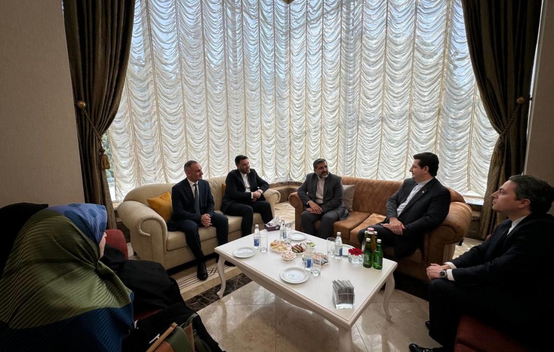 وزیر فرهنگ با استقبال رسمی‌ سفیر‌ ایران در آذربایجان وارد باکو شد