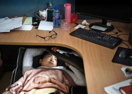 اکونومیست: طغیان جوانان چینی علیه ساعت‌های کار طولانی