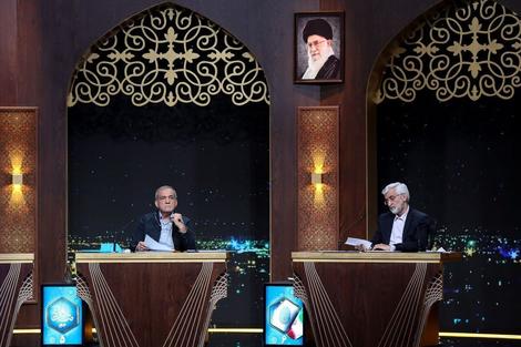 «تاکتیکِ احمدی نژادی» جلیلی مقابل لبخندهای پزشکیان در مناظره آخر/ مشتِ باز جلیلی و یک جهان کمک صداوسیما