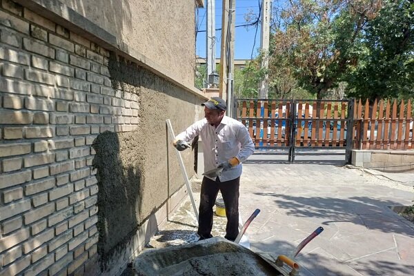 آماده‌سازی و زیرسازی سطوح باغ‌شهر تبریز برای رنگ‌آمیزی دیواره ها