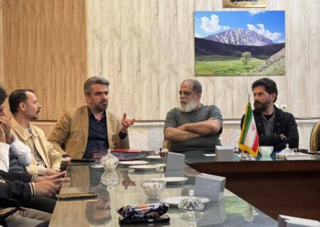 نشست هم‌اندیشی هنرمندان و فعالان تئاتر مرند با اعضای هیئت مدیره  انجمن هنرهای نمایشی آذربایجان شرقی
