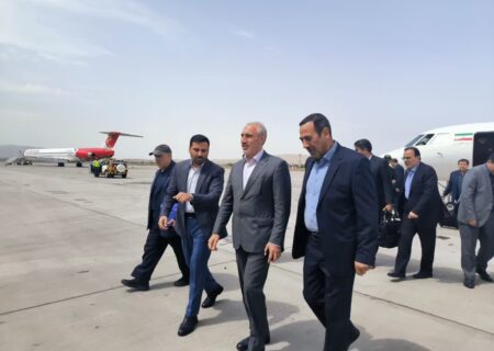 معاون رئیس‌جمهور و رئیس سازمان برنامه و بودجه کشور وارد تبریز شد