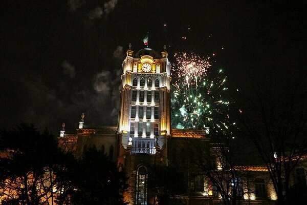نورباران آسمان تبریز به مناسبت میلاد امام رضا(ع) و قهرمانی تراکتور در لیگ برتر فوتبال