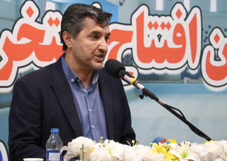 تبدیل زمین‌های خاکی تبریز به چمن مصنوعی
