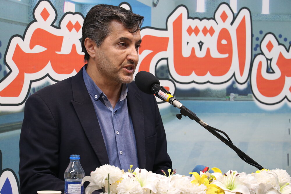تبدیل زمین‌های خاکی تبریز به چمن مصنوعی