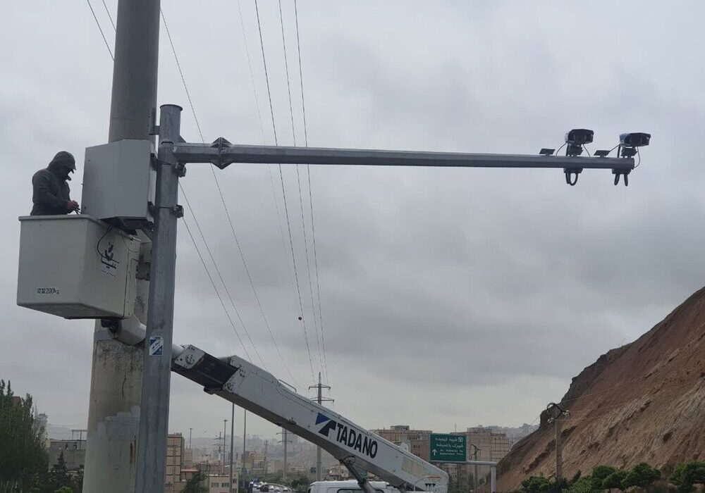 نصب دوربین ثبت تخلف سرعت در بزرگراه پاسداران مقابل پارک ربع رشیدی