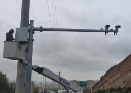 نصب دوربین ثبت تخلف سرعت در بزرگراه پاسداران مقابل پارک ربع رشیدی