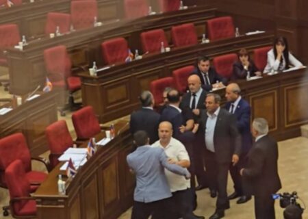 تنش در مجلس ارمنستان: به هم‌حزبی پاشینیان بطری پرتاب شد
