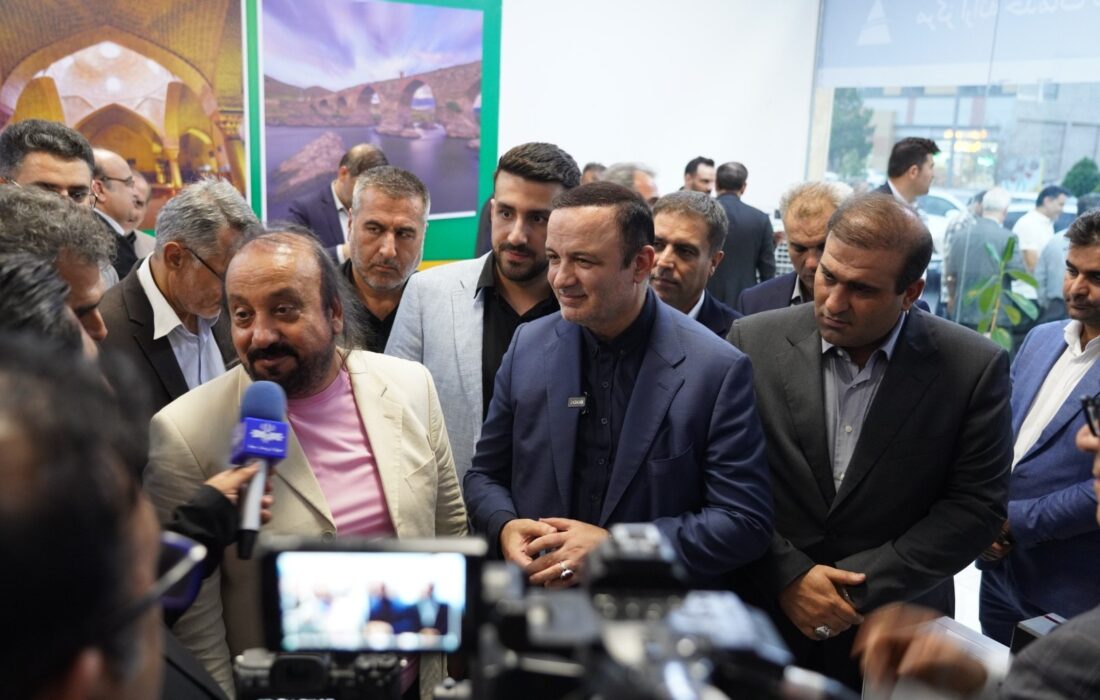نخستین دفتر خدمات هوشمند مناطق آزاد در ارس افتتاح شد / اولین گردشگر خارجی کارت مناطق آزاد ایران را دریافت کرد