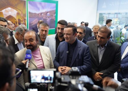 نخستین دفتر خدمات هوشمند مناطق آزاد در ارس افتتاح شد / اولین گردشگر خارجی کارت مناطق آزاد ایران را دریافت کرد