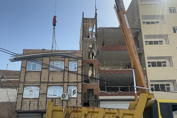 سه طبقه غیر مجاز یک ساختمان مسکونی در خیابان ۴۵ متری شهید آل هاشم تخریب شد