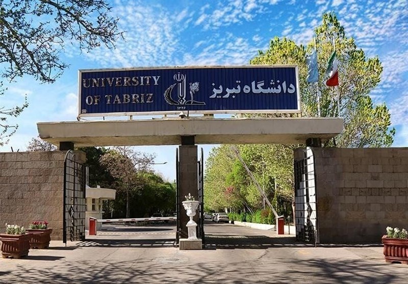 نشان دانشگاه تبریز در دستان وزیر خارجه