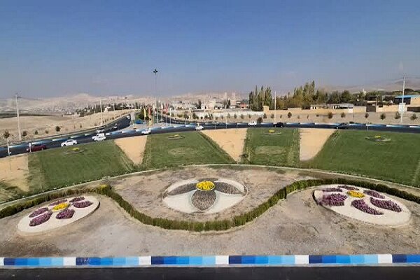 فرش گل، زیر پای ساکنان خاوران؛ تلفیقی از رنگ و آرامش در فصل برگریزان