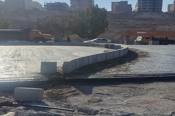 اجرای پروژه جدول‌گذاری با هدف ساماندهی ترافیکی و ایمن‌سازی دوربرگردان بلوار دوکمال