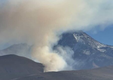 دو و نیم هکتار از مراتع دامنه‌ سبلان طعمه حریق شد