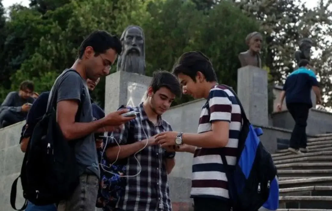 جوانانی میان دو جهان؛ گمشده در فضای مجازی و در جستجوی فرصت‌های واقعی/ تشدید چالش‌های رفتاری نسل زد در محیط‌های کاری و آموزشی