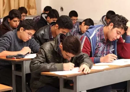 فشارهای محیطی و اجتماعی بر دانش آموزان را چگونه مدیریت کنیم؟ (+ راهکارها)