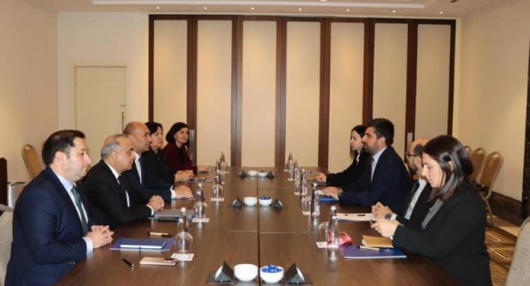 نمایندگان مجلس آذربایجان و ارمنستان باهمدیگر دیدار و گفتگو کردند