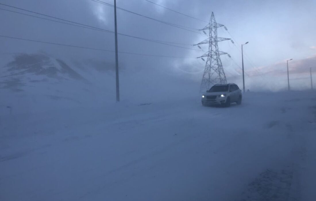 برف و کولاک در محورهای آذربایجان شرقی/ ممنوعیت تردد کشنده در آزاد راه تبریز – تهران