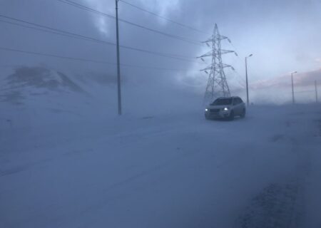 برف و کولاک در محورهای آذربایجان شرقی/ ممنوعیت تردد کشنده در آزاد راه تبریز – تهران