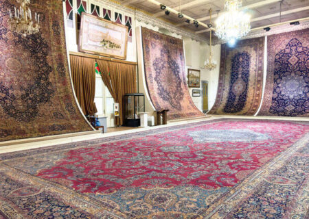 گَردگیری قالی‌های عمارت تاریخی ساعت تبریز/ احیای تالار تا عید امسال