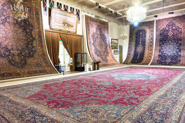 گَردگیری قالی‌های عمارت تاریخی ساعت تبریز/ احیای تالار تا عید امسال