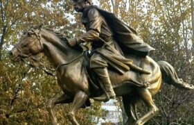 مجسمه چاپار در مجاورت پل قاری نصب شد