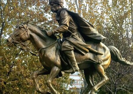 مجسمه چاپار در مجاورت پل قاری نصب شد