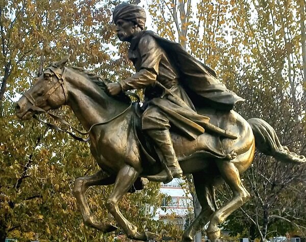 مجسمه چاپار در مجاورت پل قاری نصب شد